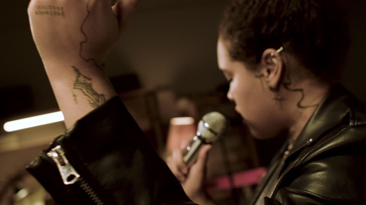 스튜디오에 있는 여자