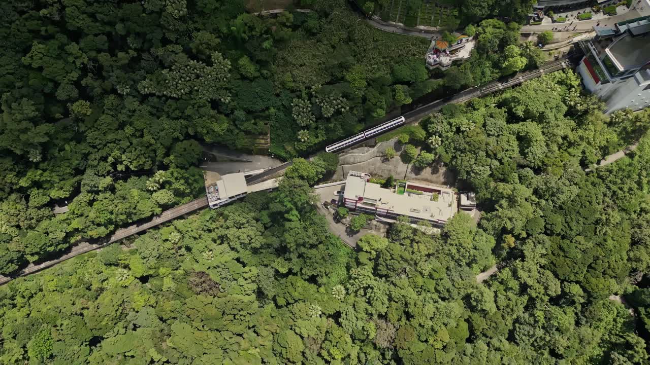 빅토리아 피크, 홍콩에서 내려오는 피크 트램을 따라가는 항공