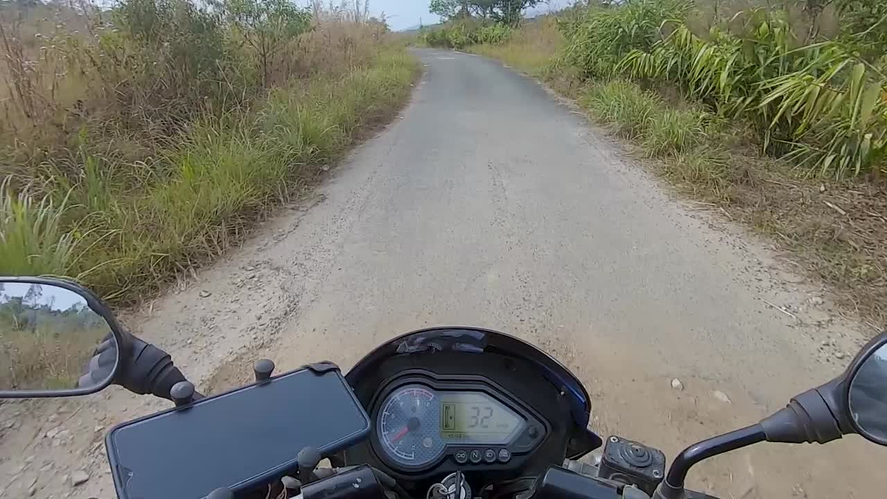 motociclista montando bicicleta en los bosques senderos en el día desde un ángulo plano