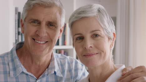 Retrato-Feliz-Pareja-De-Ancianos-Sonriendo-Disfrutando-De-La-Jubilación-Juntos-Compartiendo-Un-Romántico-Aniversario-Abrazándose-En-Casa-Imágenes-De-4k