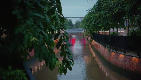 Canal-De-Bangkok-Al-Atardecer-Con-Frondosos-árboles-Salientes