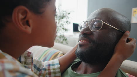 Niño-Afroamericano-Feliz-Jugando-Con-Papá-En-El-Sofá-En-Casa