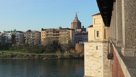 Bonita-Vista-Del-Ponte-Coperto-En-Pavía,-Cielo-Despejado,-Lombardía,-Italia.