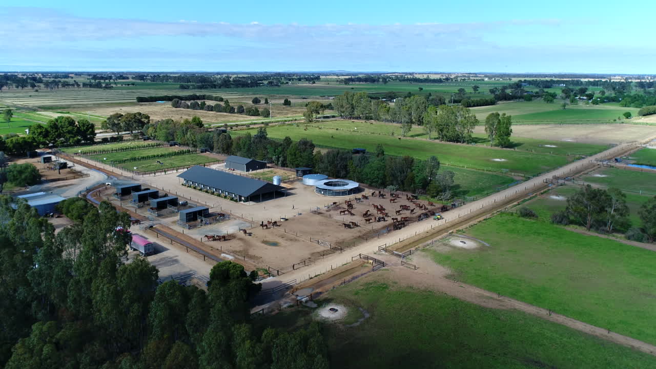 dron revela una granja de caballos con campos