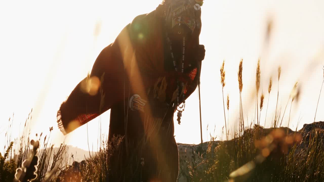 Uomo tribale che cammina in campagna 4k