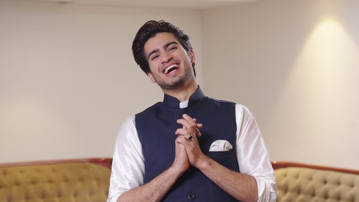 político indio haciendo namaste y saludando a la gente