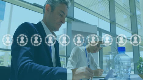 animación de las personas iconos sobre diversas personas de negocios en la oficina
