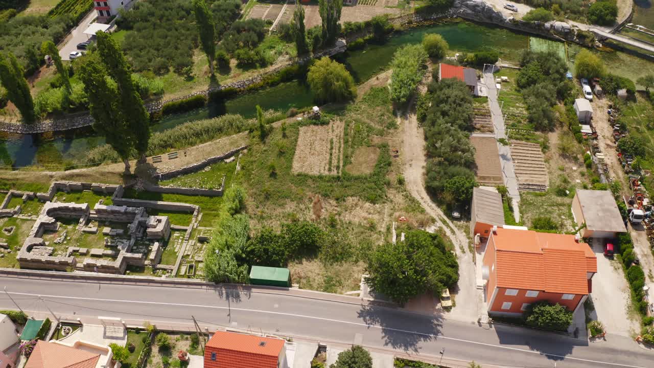 вид на старую церковь в салоне