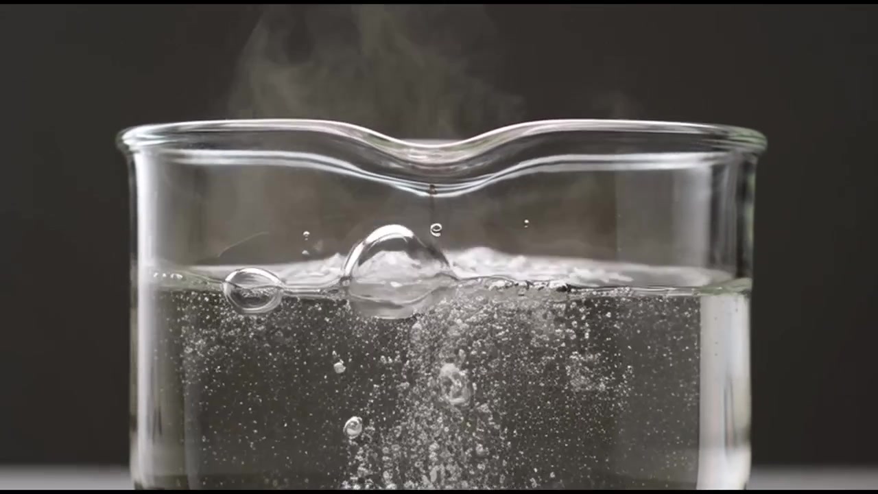 Acqua che bolle in un becher di vetro