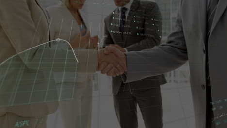 processamento de dados do mercado de ações contra empresário e empresária apertando as mãos no escritório