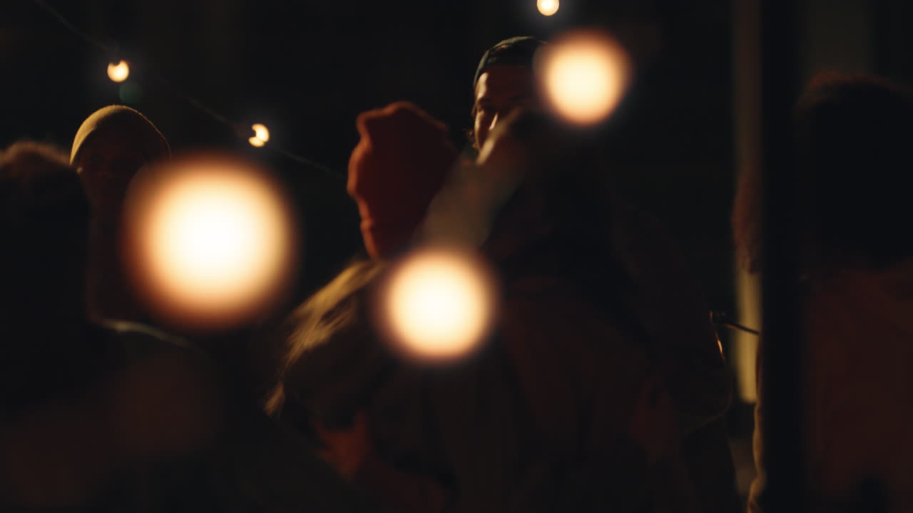 grupo de jóvenes amigos disfrutando de una fiesta de reunión en la azotea bebiendo alcohol divirtiéndose socializando compartiendo la celebración del fin de semana juntos por la noche