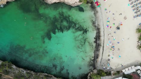 Einsamer-Strand-Im-Osten-Mallorcas-Mit-Kristallklarem-Wasser,-Antenne