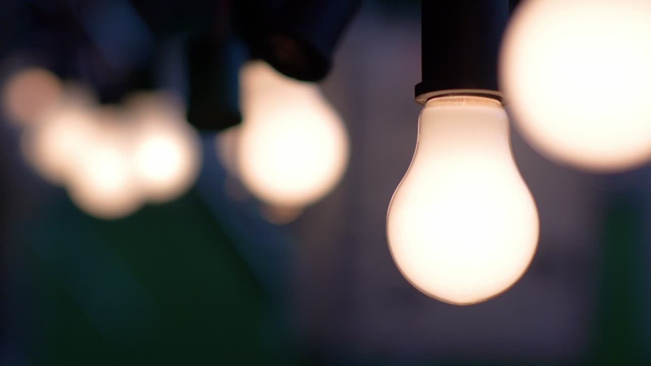 밤에 켜지는 전구, 사업 아이디어 개념