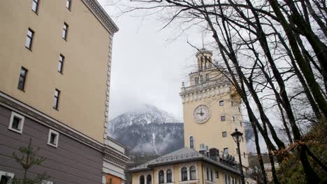 paisaje urbano con torre del reloj y montañas