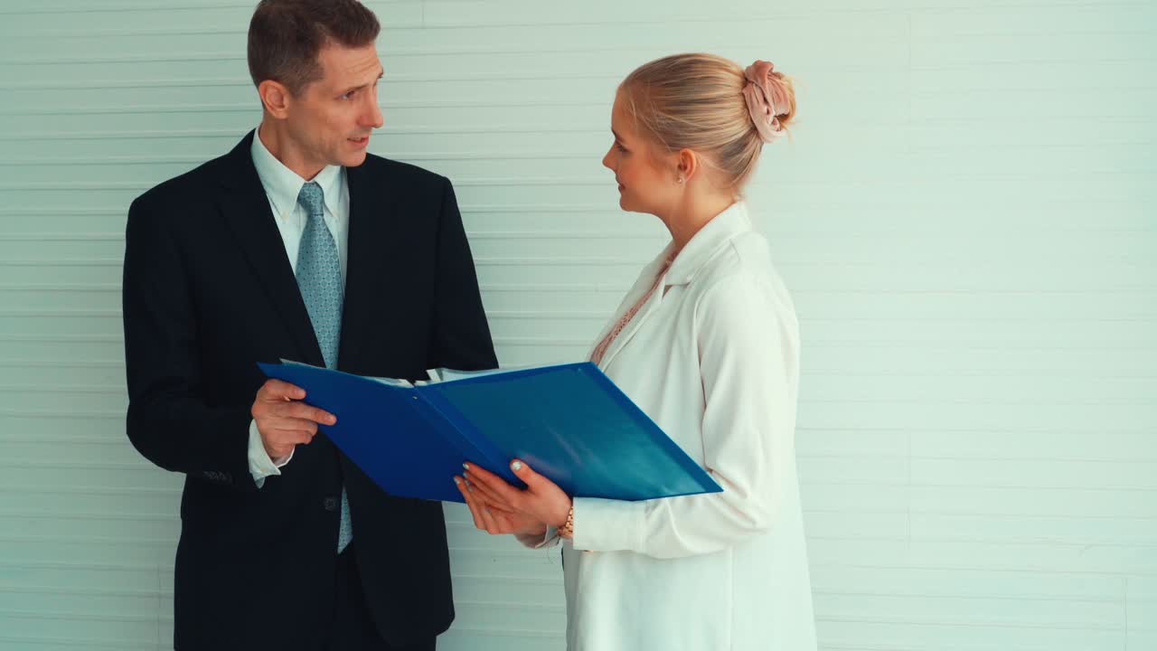 dos personas de negocios hablan de estrategia de proyecto en la oficina