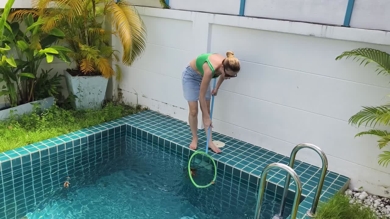 mujer limpiando una piscina