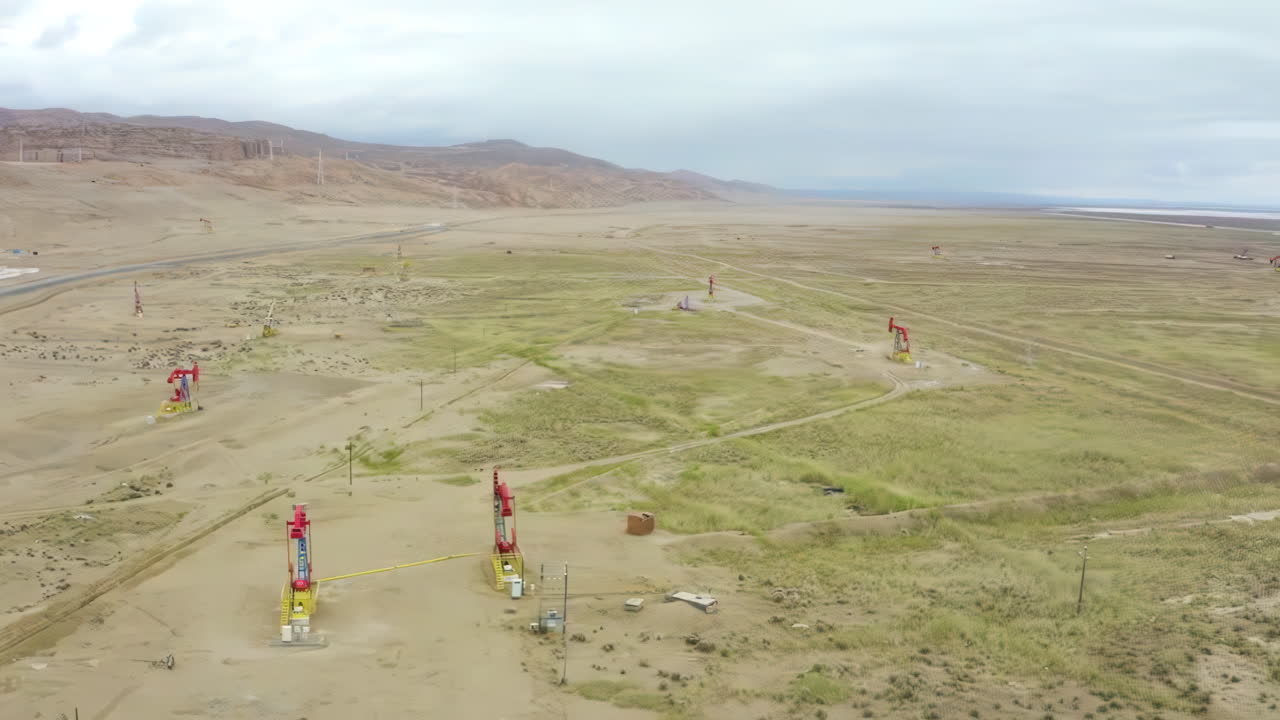 proceso de gas natural producción de crudo bomba de la varilla de succión trabajo de la bomba de petróleo contra el fondo del cielo de la mañana, los últimos recursos fósiles del planeta