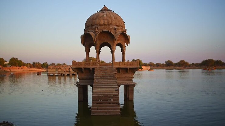 Vue pittoresque d'un cénotaphe érigé au centre du lac Gadisar à Jaisalmer.