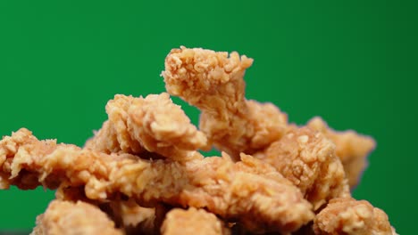 un montón de tiras de pollo gira lentamente.