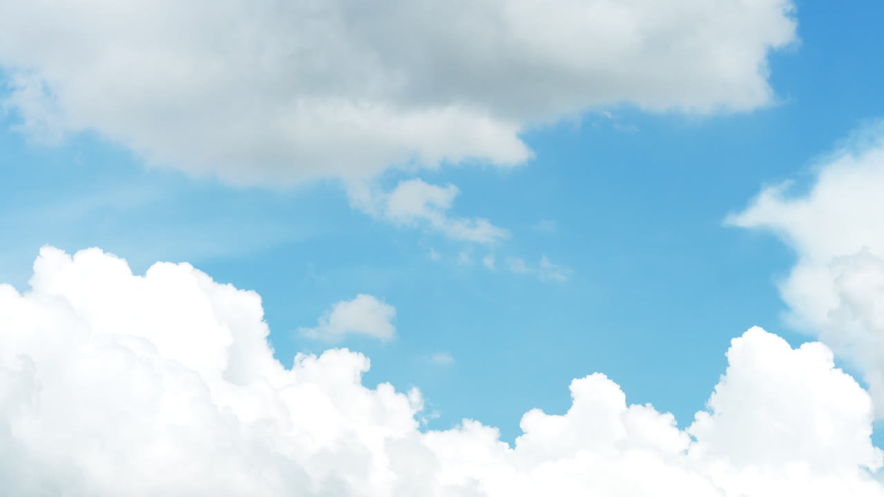 맑고 푸른 하늘을 배경으로 적운 구름이 움직입니다.