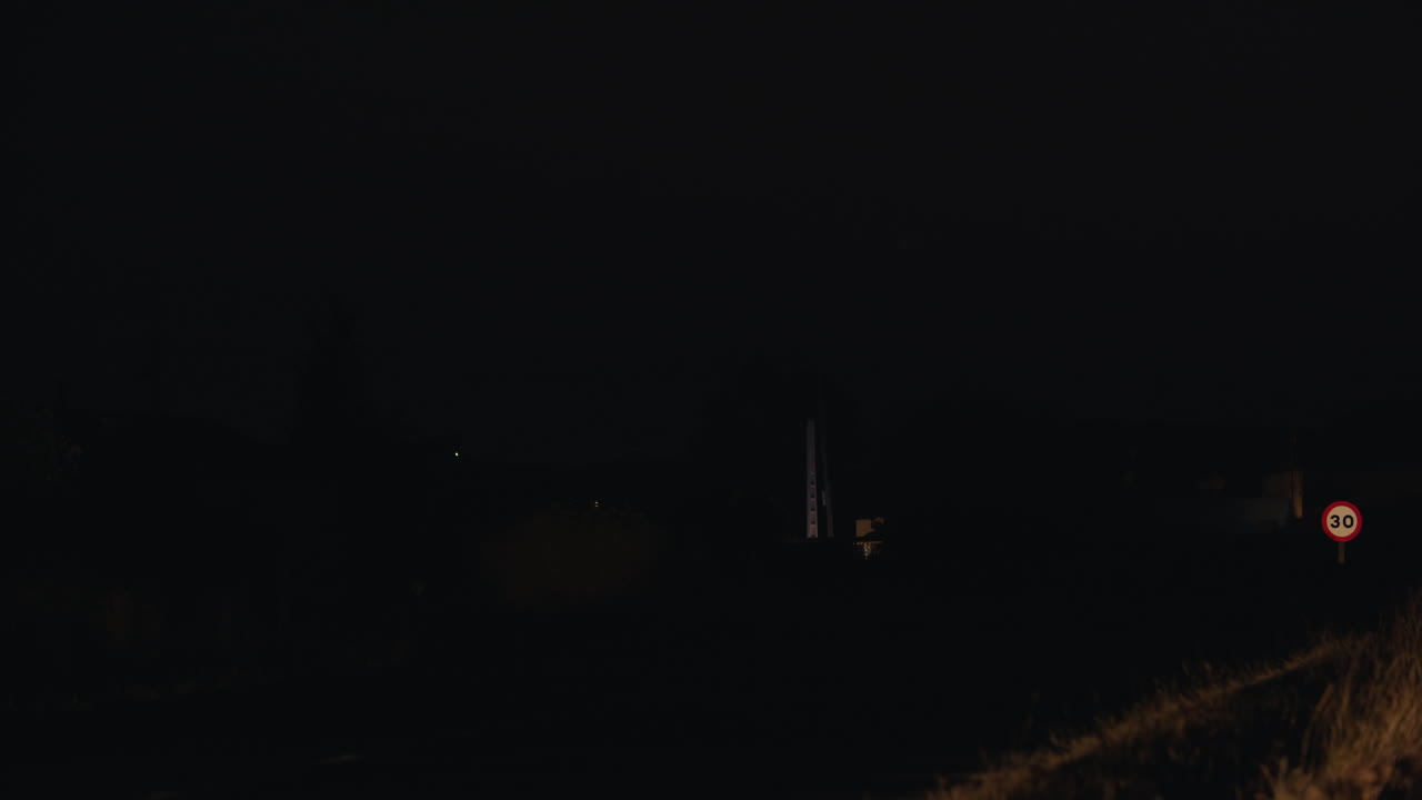 pocos coches viajando por la carretera del campo por la noche