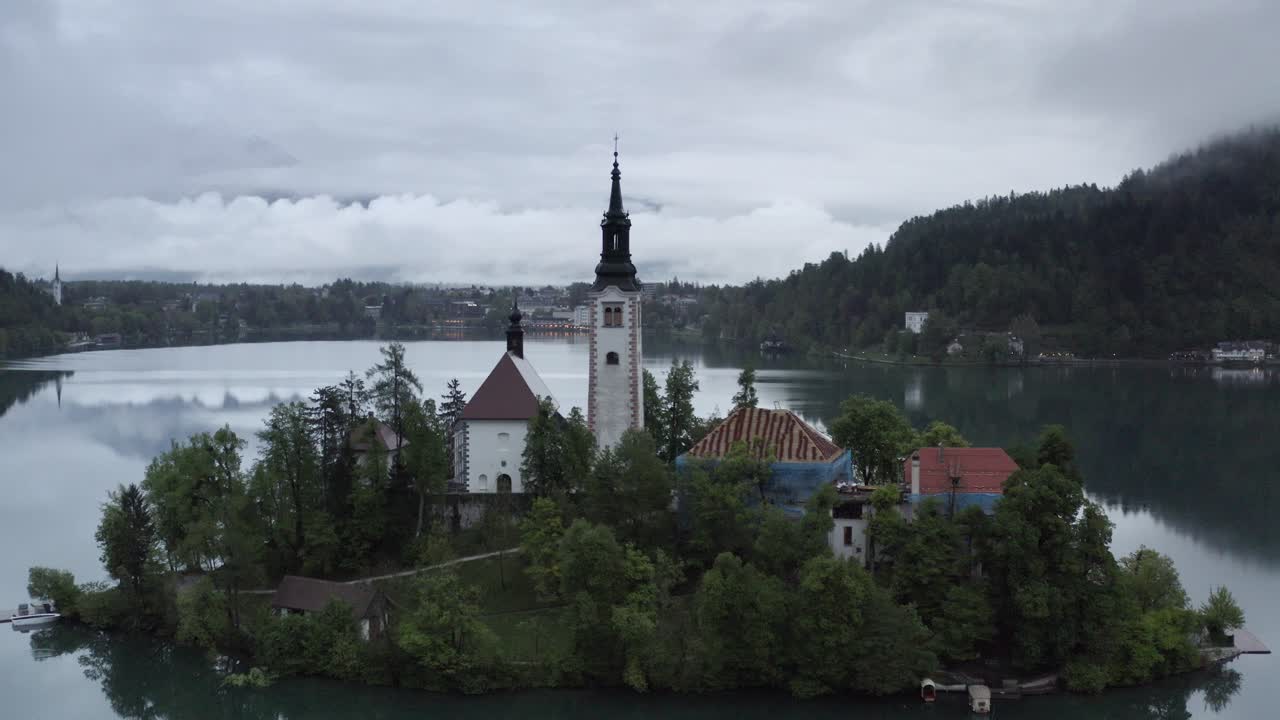 Chiesa sull'isola di Bled all'alba/al tramonto