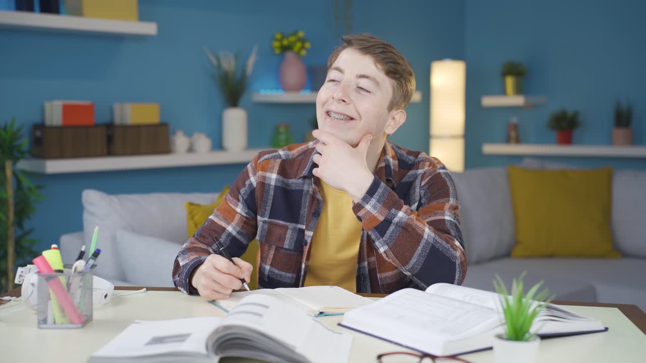 joven soñando despierto mientras estudia en casa.