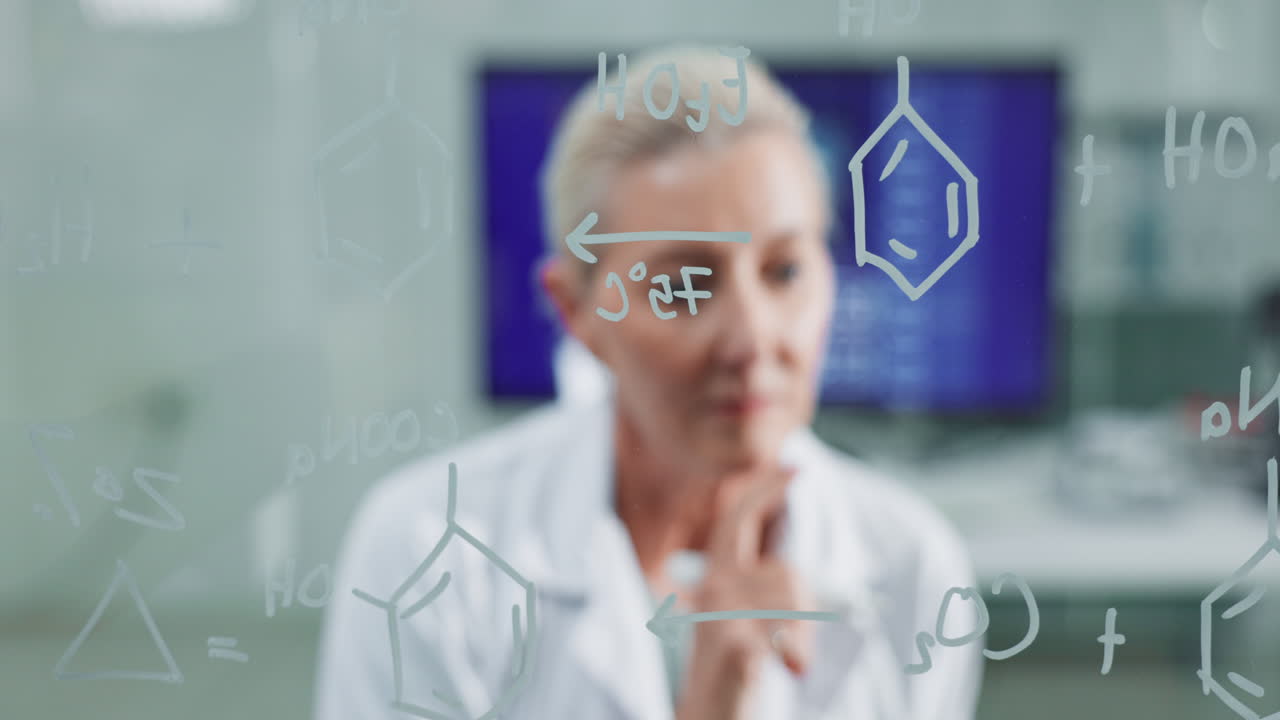Scienziato che scrive formule chimiche