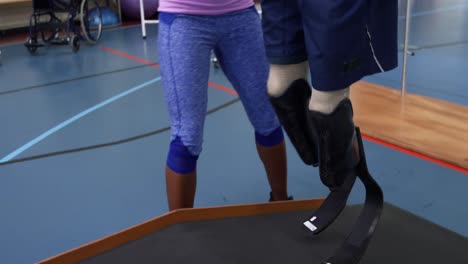 hombre haciendo ejercicio con piernas protésicas