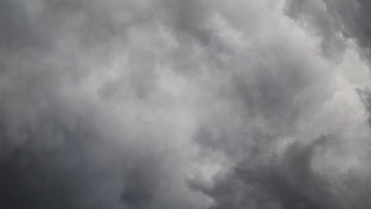 어두운 하늘 배경에 번개가 떨어집니다.