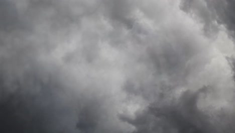 rayos en el fondo del cielo oscuro
