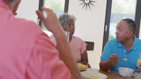 Gente-Feliz-Y-Diversa-Desayunando-En-Una-Casa-De-Retiro