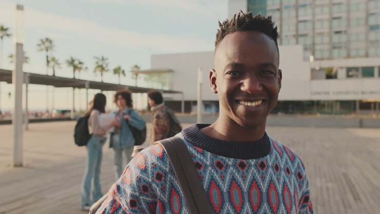 Uomo afroamericano e studenti in ambiente urbano