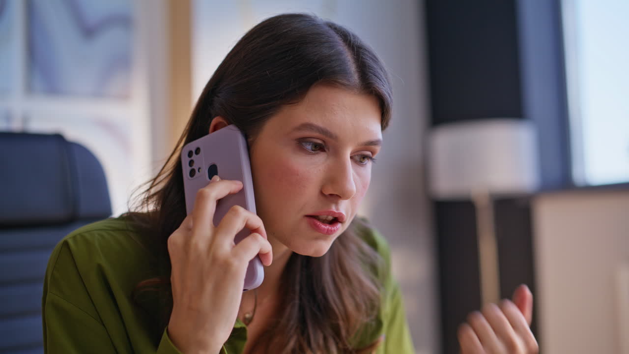 mujer hablando por teléfono