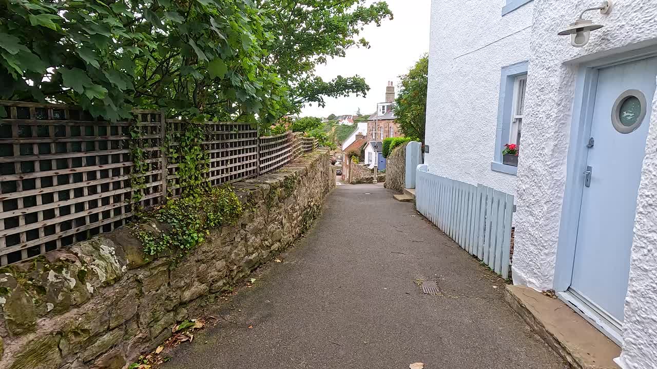 돌 벽과 초록색으로 된 고풍스러운 길