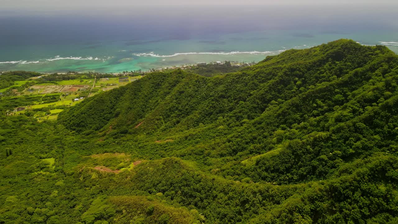 siguiendo la cordillera hacia la costa en oahu hawaii