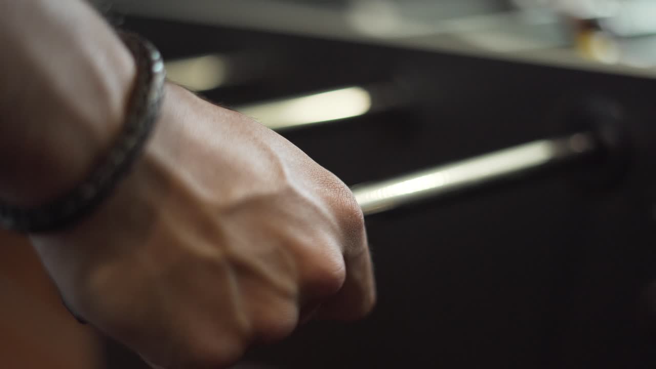 primer plano de un hombre jugando al futbolín en tiempo real