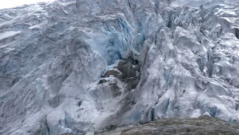 grieta del glaciar en el parque provincial de los lagos joffre, columbia británica, canadá