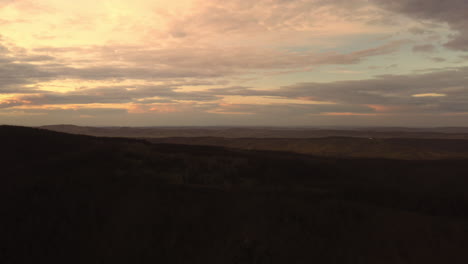 Vista-Aérea-Del-Paisaje-De-Drones-Sobre-Campos-Y-Montañas-Rumanos,-Al-Atardecer