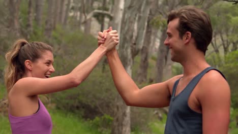 pareja en forma de high fiving durante el jogging