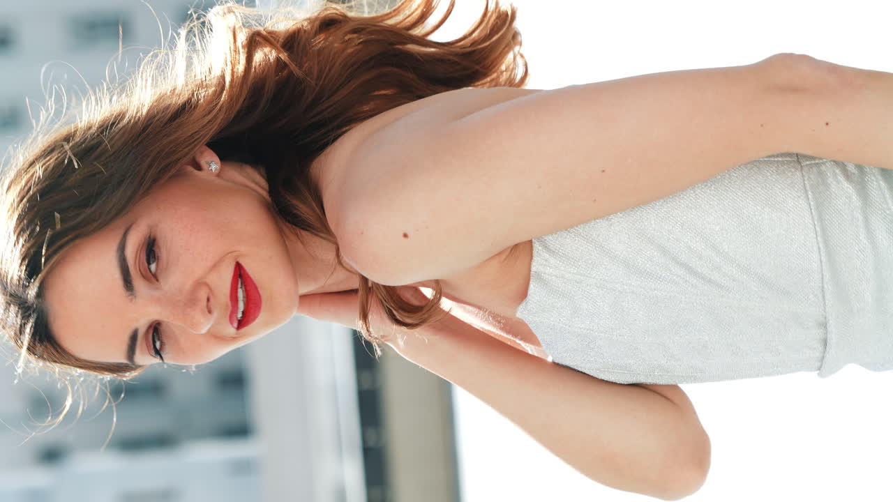 은색 드레스를 입은 여자