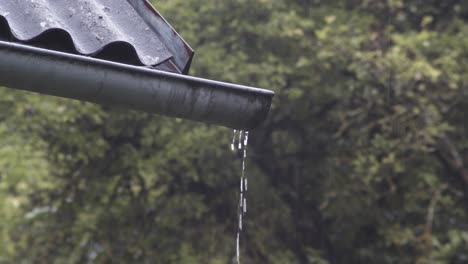 Lluvia-Cayendo-Sobre-El-Techo-Y-Goteando-Sobre-El-Drenaje-Del-Agua