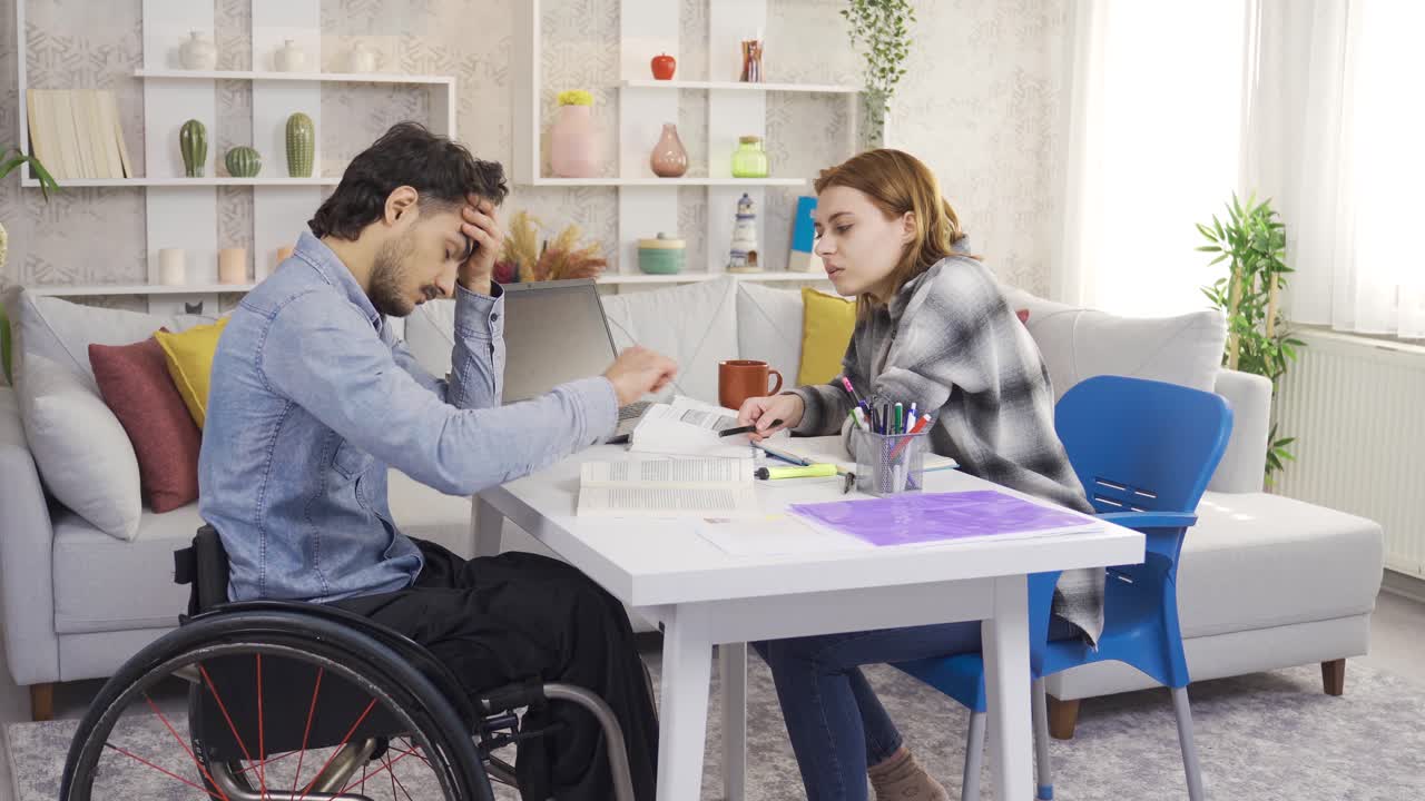실패한 장애인은 화가 나고 기분이 좋지 않습니다.
