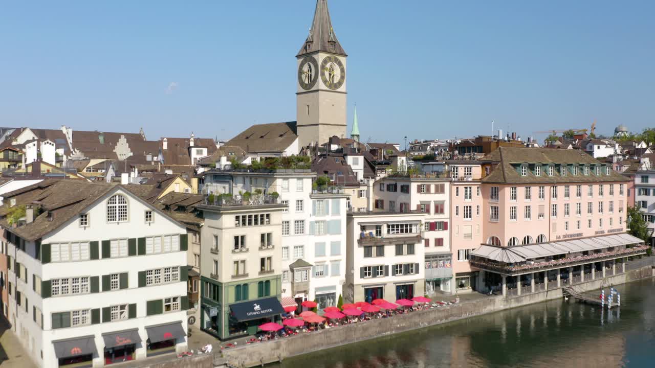 drone vuela sobre el centro de zurich, iglesia de st