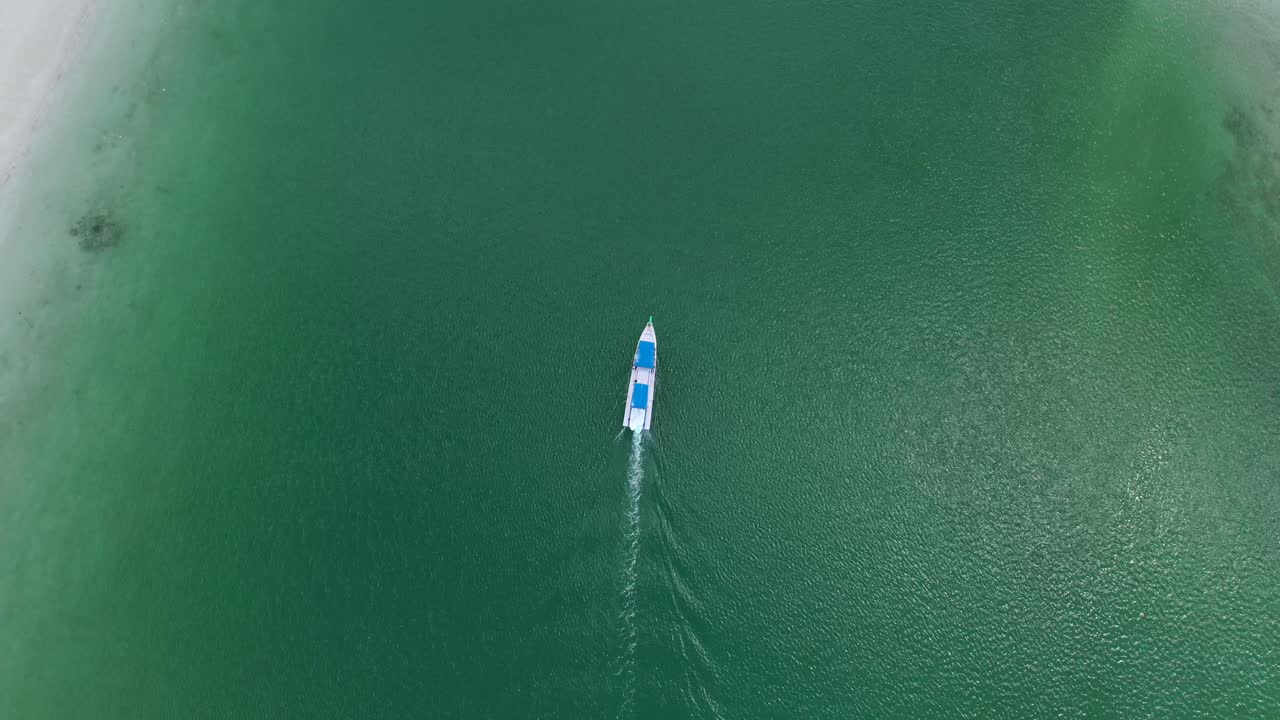 barca a motore bianca in un verde tropicale cristallino