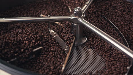granos de café en una máquina de tostar