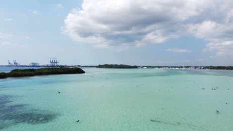 Luftaufnahme-über-Den-Strand-Von-Boca-Chica-Mit-Schöner-Aussicht-Auf-Den-Horizont-Und-Kleine-Inseln-Im-Hintergrund,-Schöner-Sonniger-Tag-Mit-Blauem-Meer