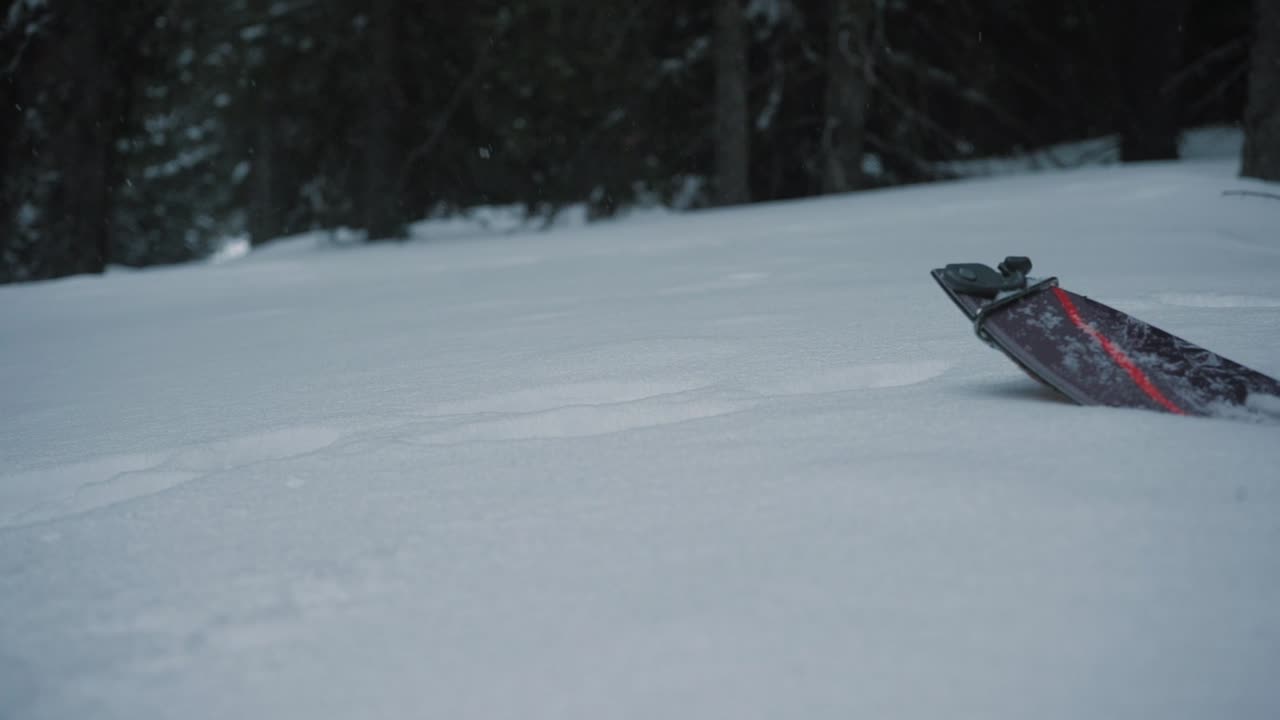 cámara lenta, esquí moviéndose a través de la nieve recién caída en el invierno de colorado