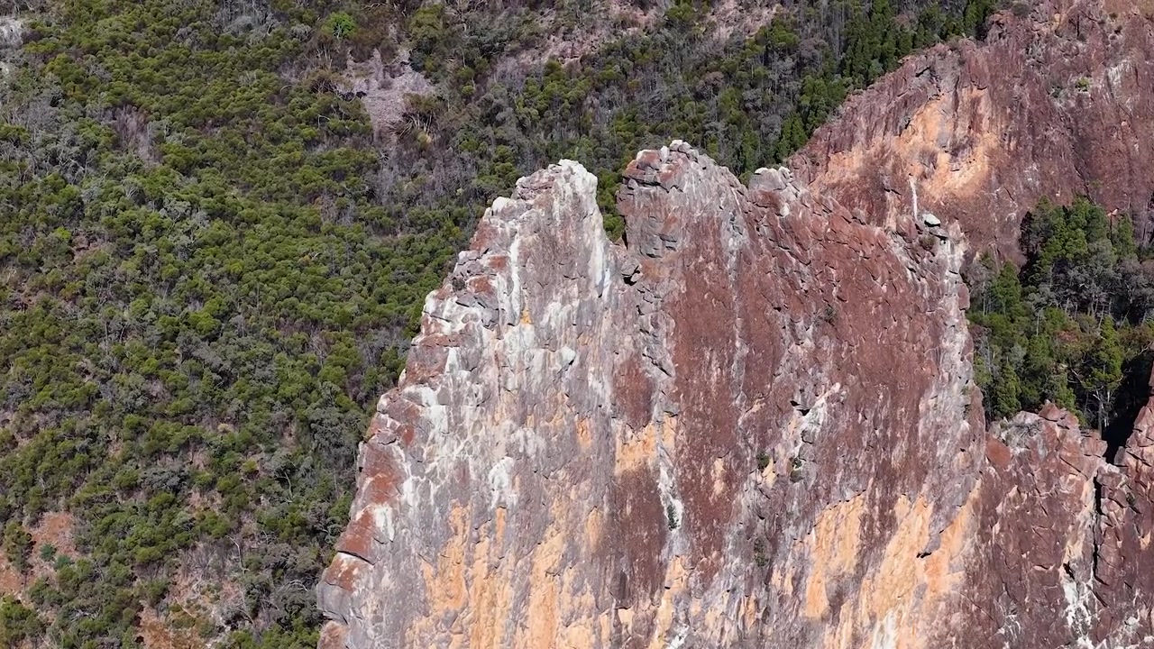 Inquadratura ampia e statica della formazione rocciosa The Breadknife nel Parco Nazionale Warrumbungle, Australia