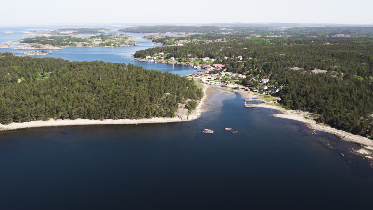 스웨덴 스트롬스타드 살토 섬 에 있는 숲 을 배경 으로 한 해변 도시